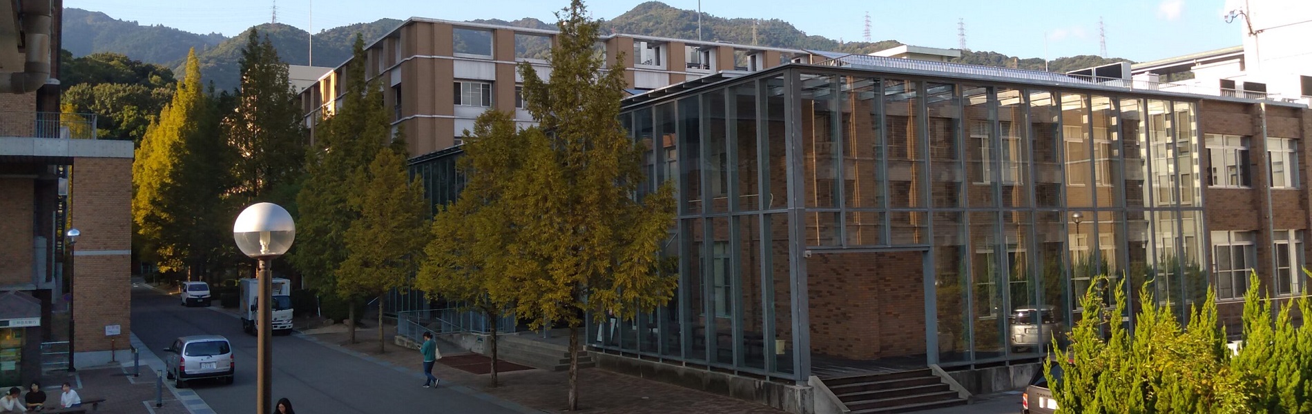 工学会館より学舎を望む